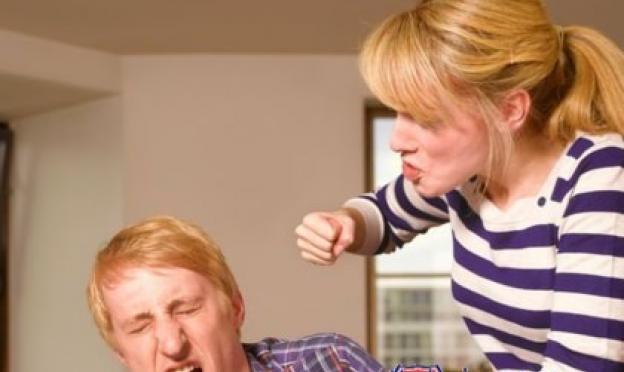 مؤامرات وطقوس ضد العنف في المنزل مؤامرات لمنع زوجك من التسبب في المشاكل